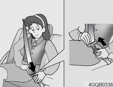 Pour détacher la ceinture de sécurité ventrale/épaulière :