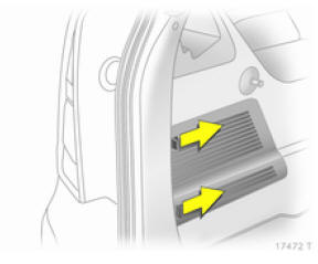 Opel Zafira. Boîte à fusibles du coffre