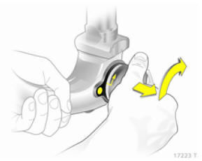 Opel Zafira. Contrôle du serrage de la barre d'attelage