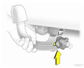 Opel Zafira. Insertion de la barre d'attelage